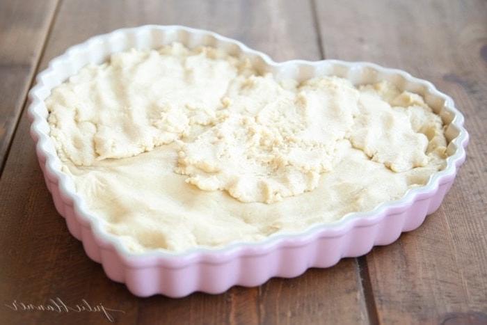 Teig in der herzförmigen Form, bereit zum Backen.