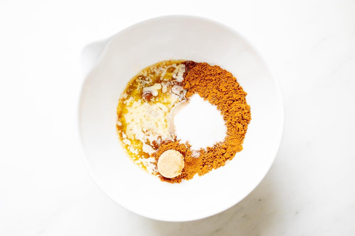 Zutaten für einen No-Bake Spekulatius-Keksboden in einer weißen Rührschüssel.
