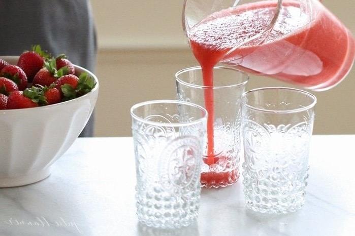 Einfache Champagner Slushies sind ein schnelles und einfach zu trinkendes Sommercocktail-Rezept mit Erdbeeren. Diese gefrorenen Champagner-Cocktails sind in wenigen Minuten fertig. Champagner Slushie in Gläser gießen