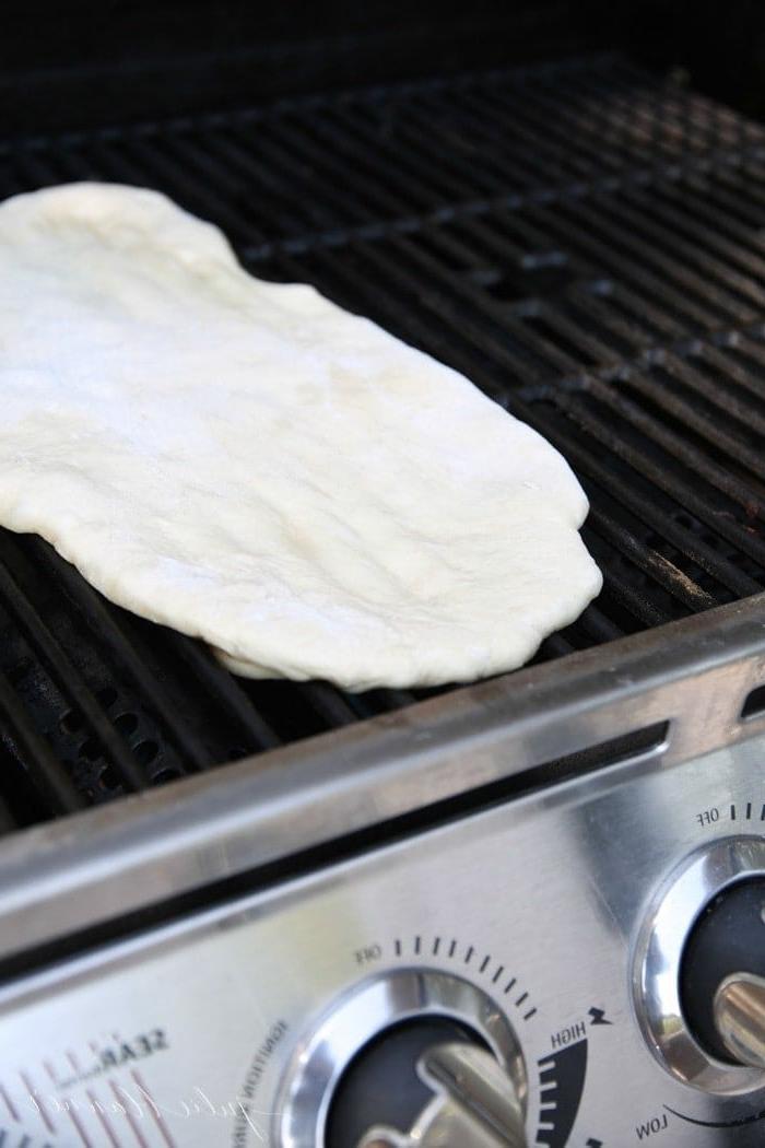 Pizzateig auf einem Außengrill ausgebreitet