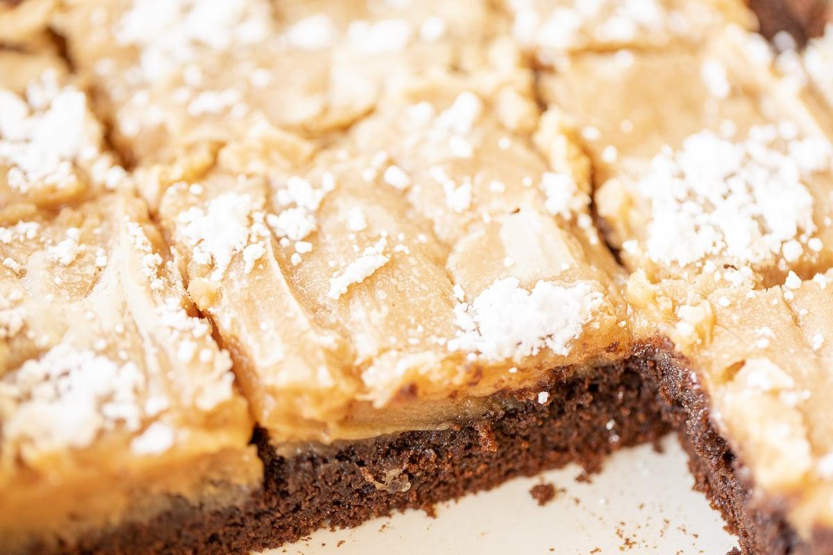 Zartschmelzender Erdnussbutter-Butterkuchen 6 Ein Erdnussbutter Gooey Butter Kuchen in einer weißen Form.