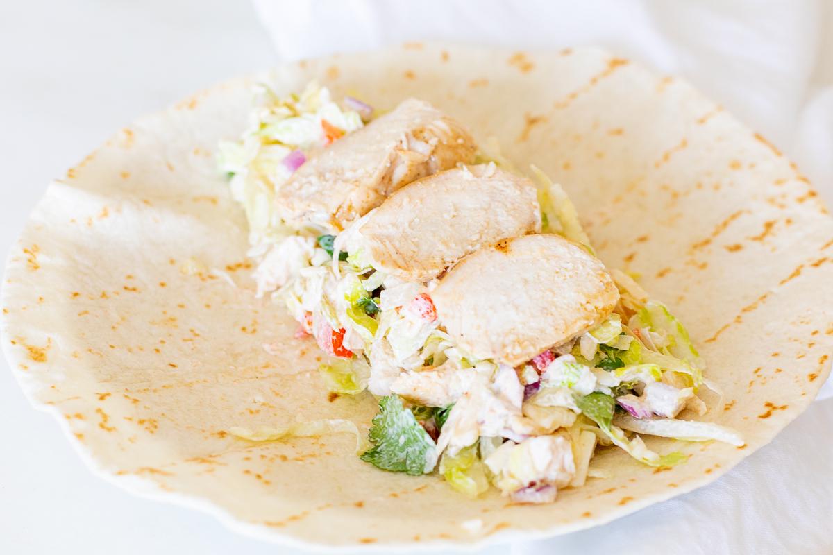 Hähnchen-Wrap-Rezept 6 Ein Hähnchen-Wrap-Rezept, bevor es eingewickelt wird.