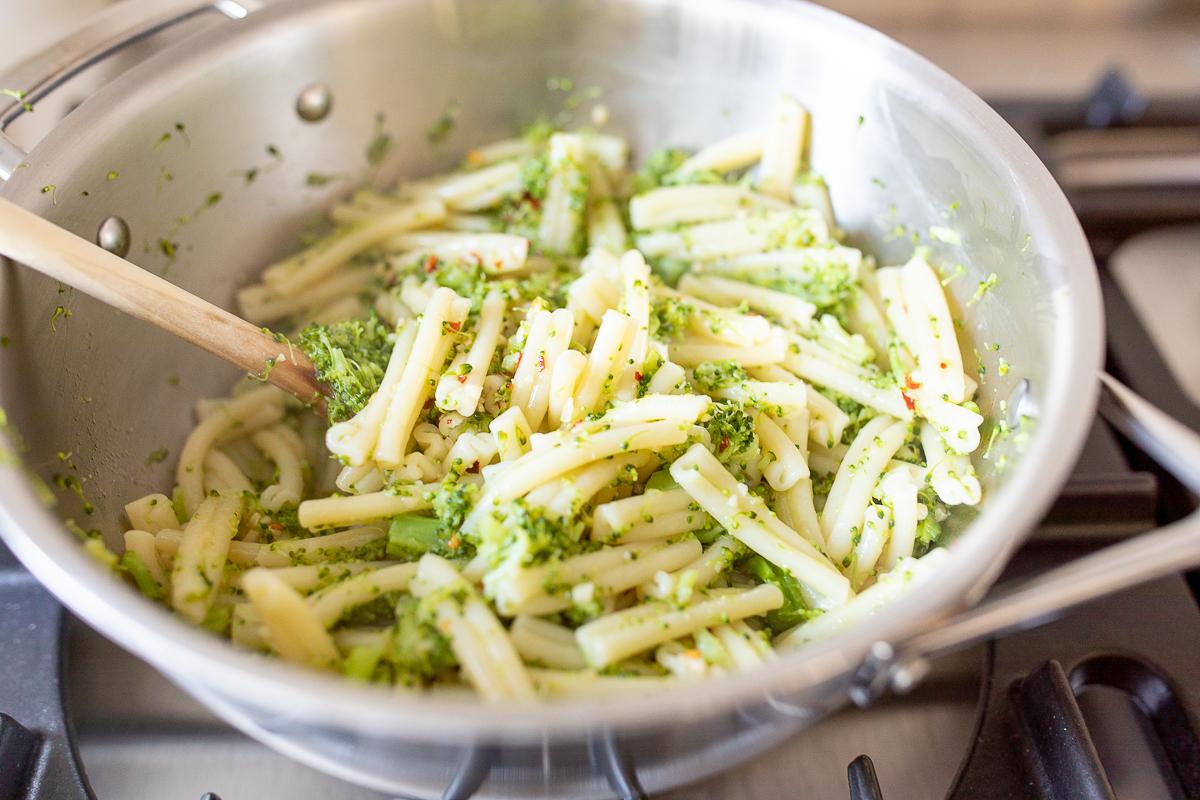 Wie man Nudeln aufwärmt 6 Ein Edelstahlkochtopf auf einem Herd, gefüllt mit Pasta. Das Bild ist Teil eines Tutorials zum Aufwärmen von Pasta.