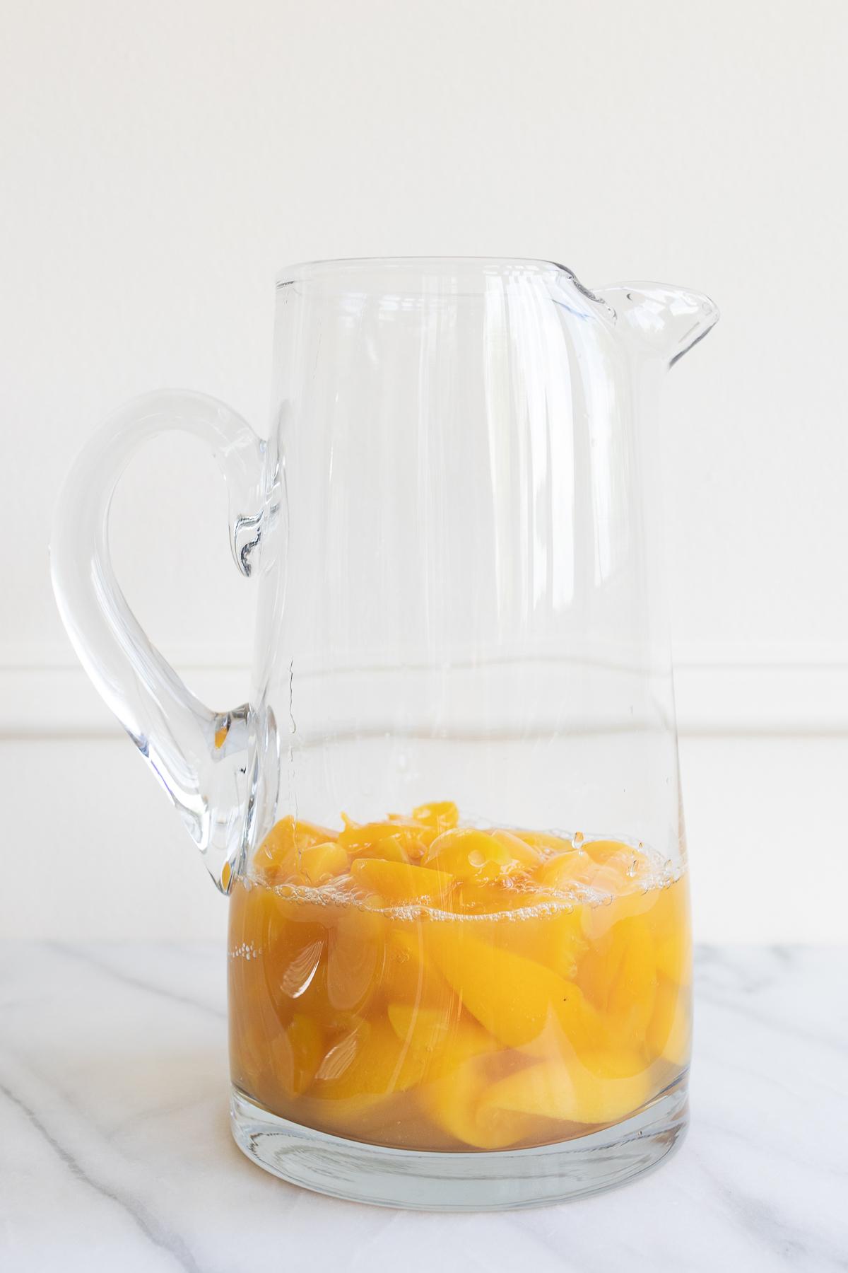 Eine Karaffe Moscato Sangria