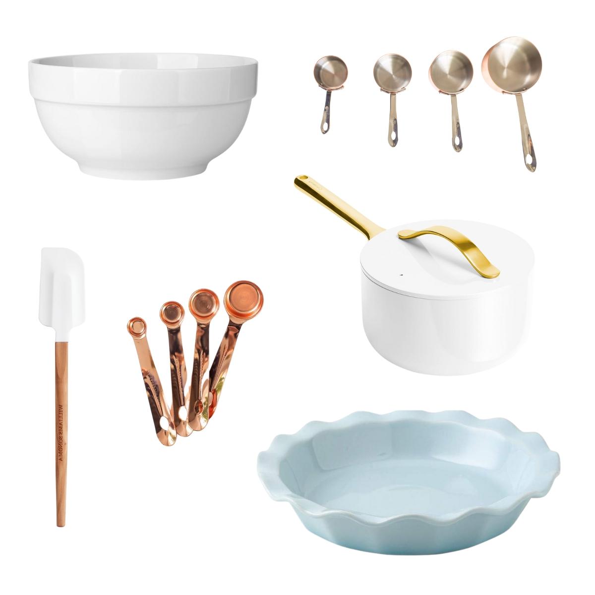 Eine Sammlung von Karamell-Pekannusskuchen-Dessertschalen und Löffeln, appetitlich angerichtet und bereit zum Genießen.