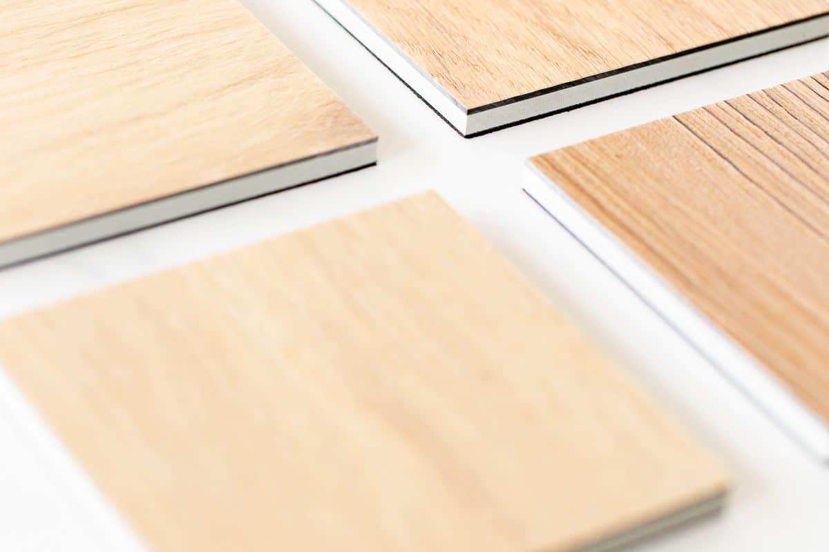 LVP-Vinyl-Dielenboden 6 Kleine Muster der besten Vinyl-Designböden auf einer weißen Oberfläche ausgelegt.