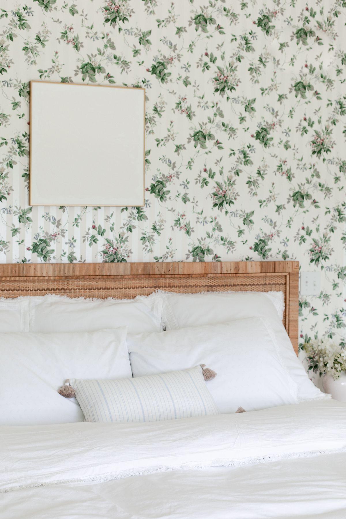 17 Ideen für Kunst über einem Bett 6 Eine tapezierte Schlafzimmerwand mit weißer Kunst über dem Bett