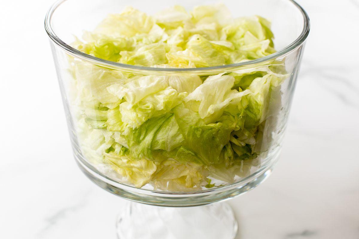 Gehackter Salat in einer Glasschale.