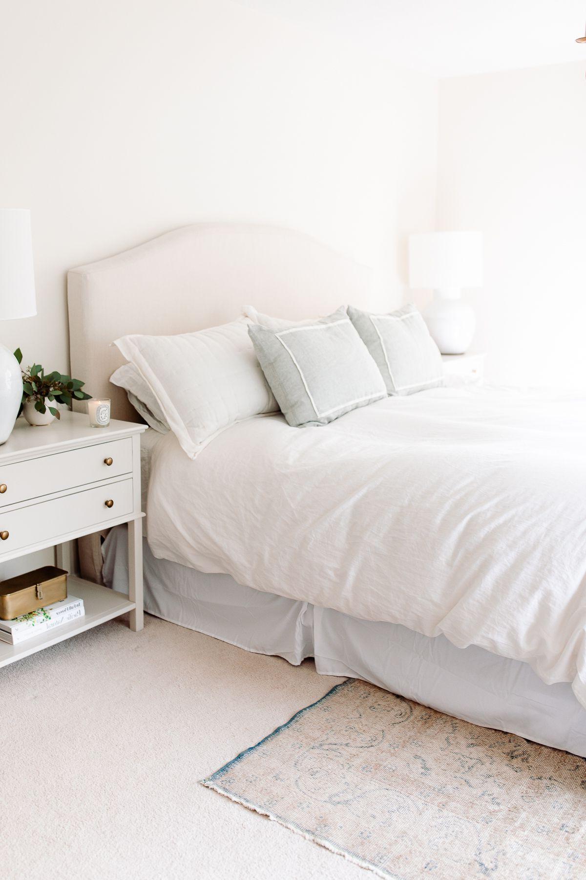 Teppiche auf Teppichboden schichten? 7 Ein weißes Schlafzimmer mit einem Vintage-Teppich auf Teppichboden