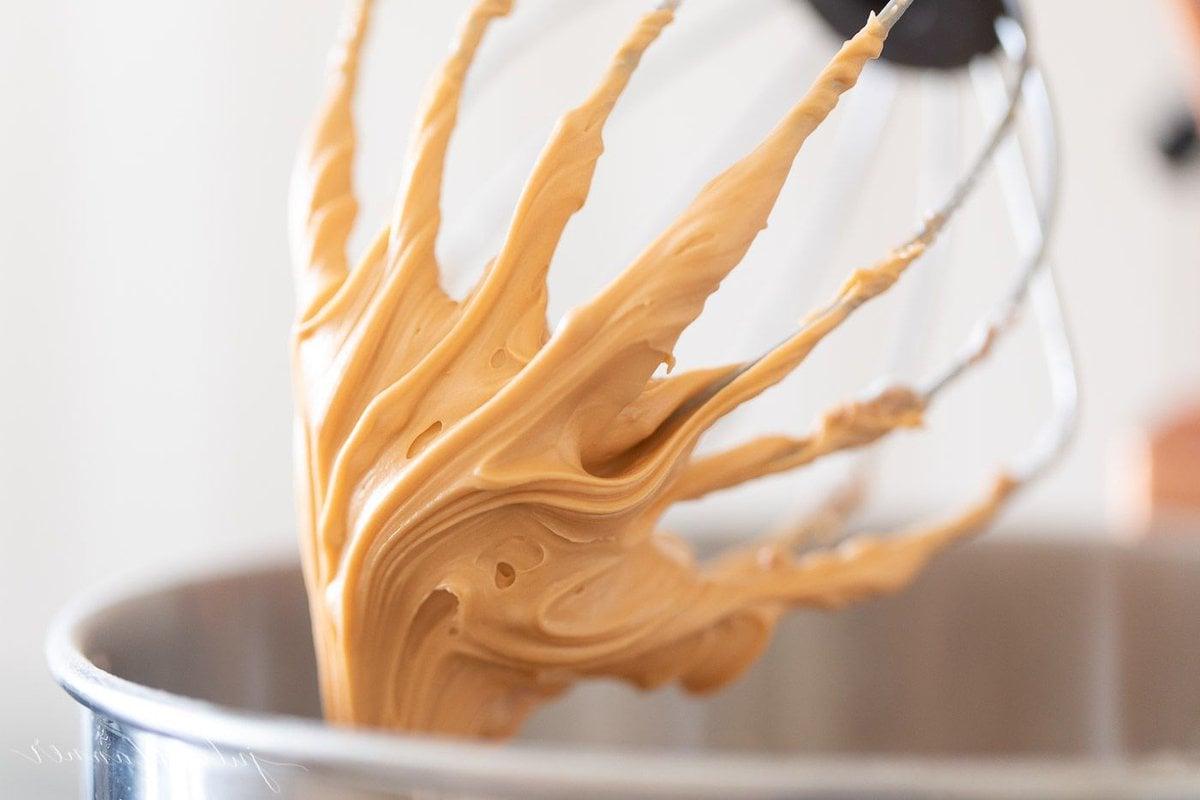 **Unglaublicher Butterscotch-Kuchen** 7 Butterscotch Glasur an der Schneebesen einer Küchenmaschine.