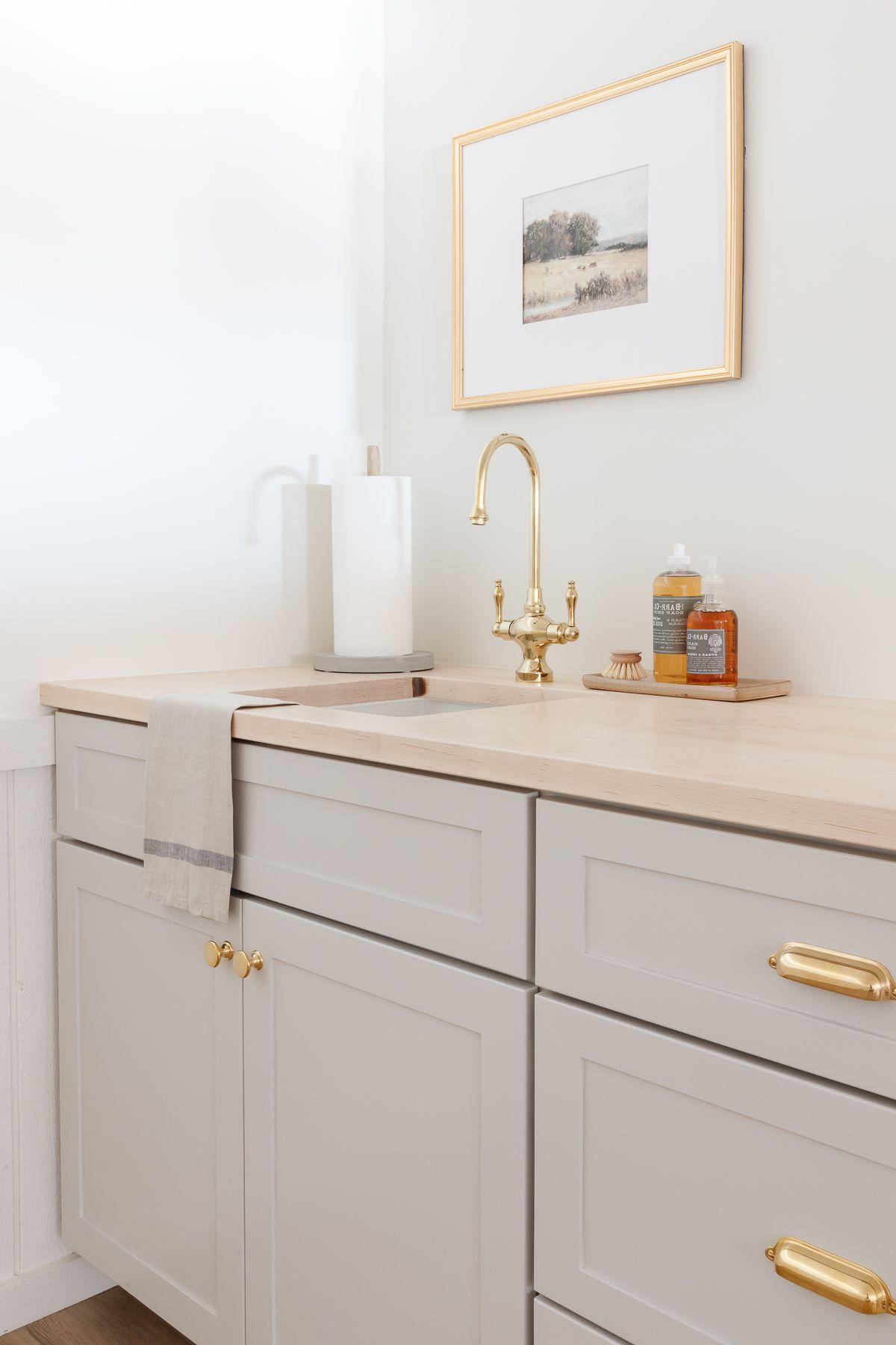 Kellerbar Ideen 7 Eine Keller-Wet Bar mit grauen Schränken und Butcher Block Arbeitsplatten
