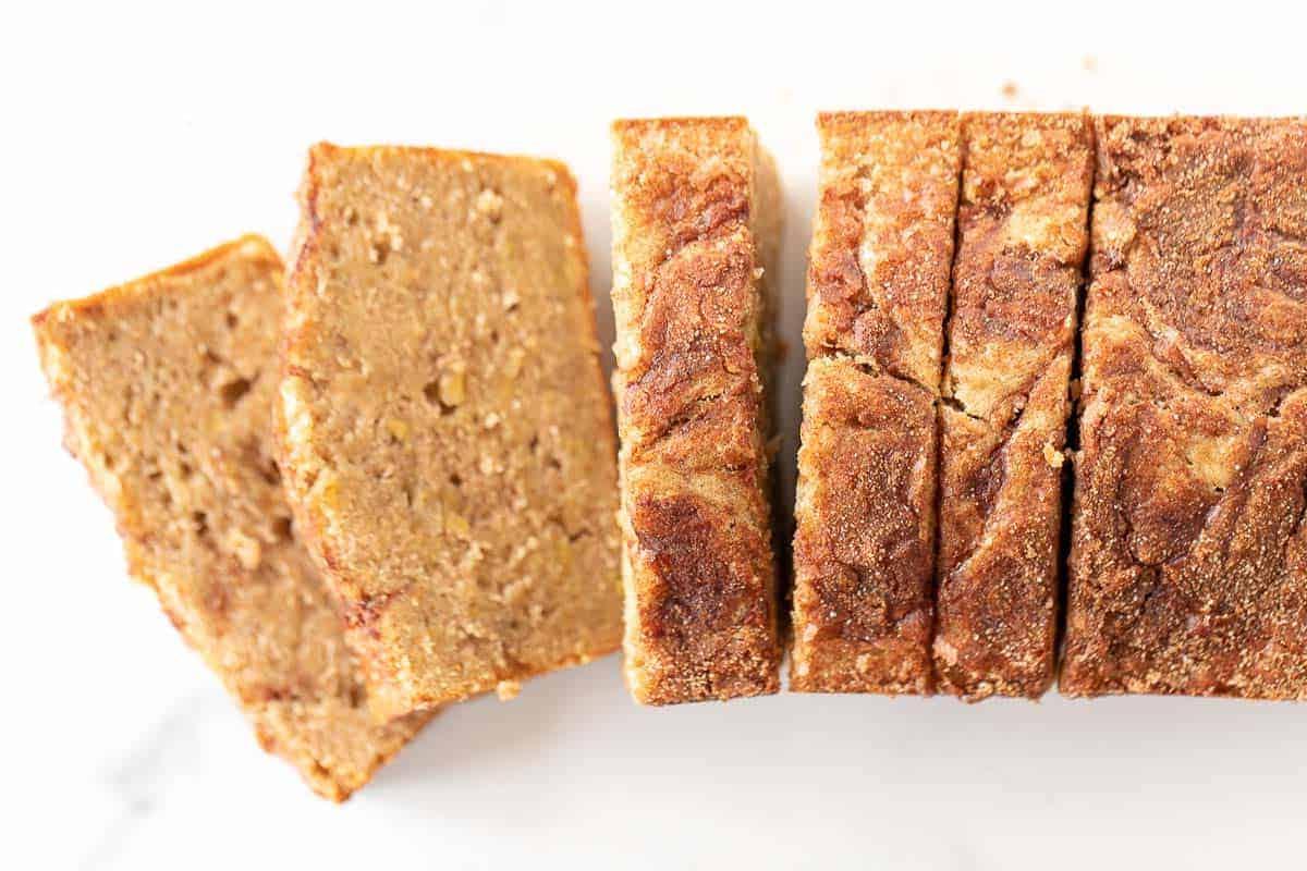 Bananenrezepte 7 Geschnittenes Bananenbrot auf Marmoroberfläche.