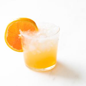 Cadillac Margarita 7 Ein Glas Cadillac Margarita mit Crushed Ice, garniert mit einer Orangenscheibe.