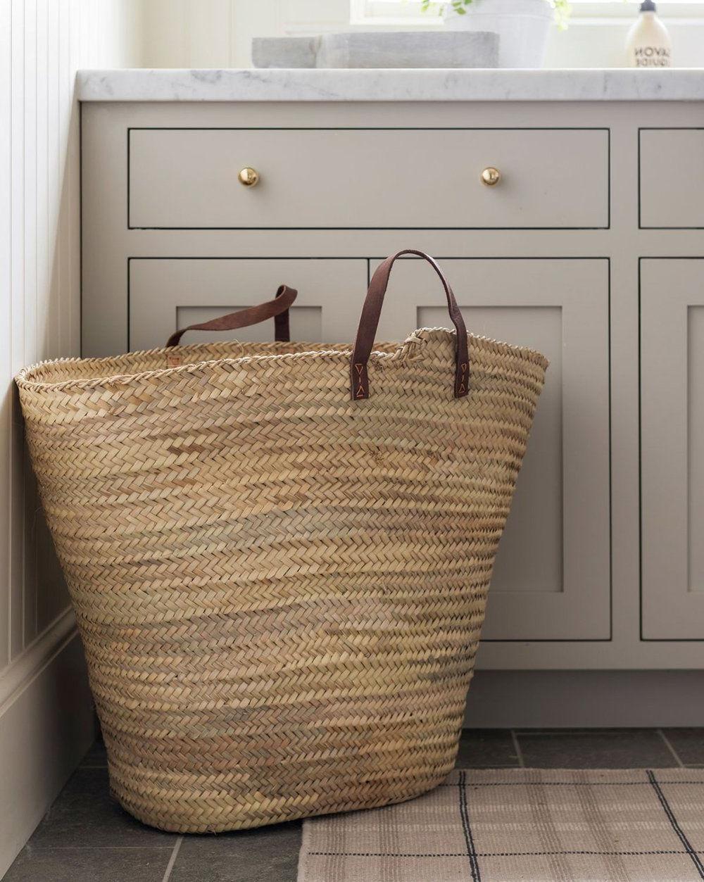 Benjamin Moore Revere Pewter 7 Schränke, gestrichen in Benjamin Moore Revere Pewter, mit einer Strohtragetasche davor.