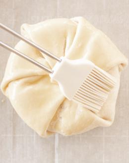 Eistreiche 7 Eistreiche über Blätterteig-Brie pinseln – Das richtige Werkzeug macht den Unterschied