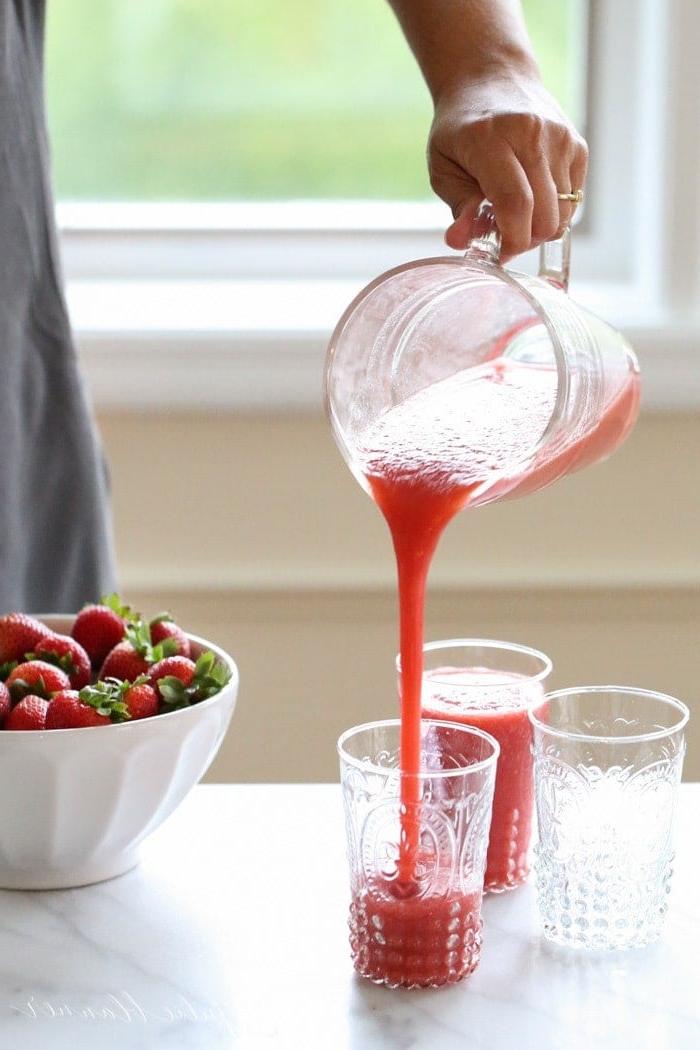Einfache Champagner Slushies sind ein schnelles und einfach zu trinkendes Sommercocktail-Rezept mit Erdbeeren. Diese gefrorenen Champagner-Cocktails sind in wenigen Minuten fertig. Erdbeer-Cocktail in hohe Gläser gießen
