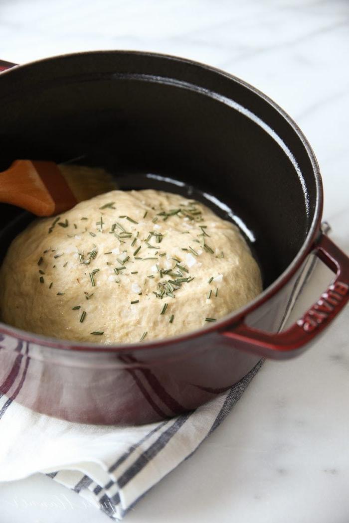 Artisan-Brotteig in einem braunen Dutch Oven mit Gebäckpinsel