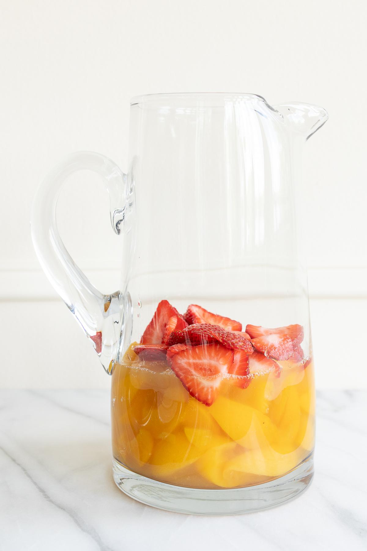 Eine Karaffe Moscato Sangria
