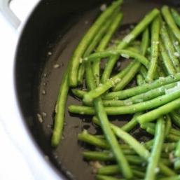 Einfache grüne Bohnen in Schalottenbuttersauce