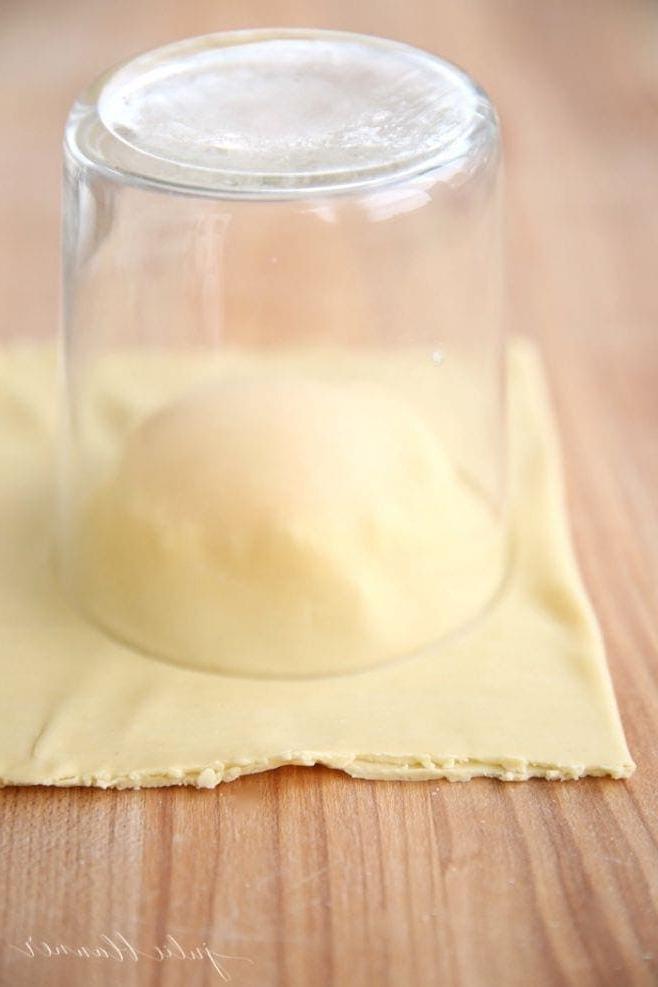 Die Ravioli mit einem Glas ausschneiden und die Ränder fest versiegeln.
