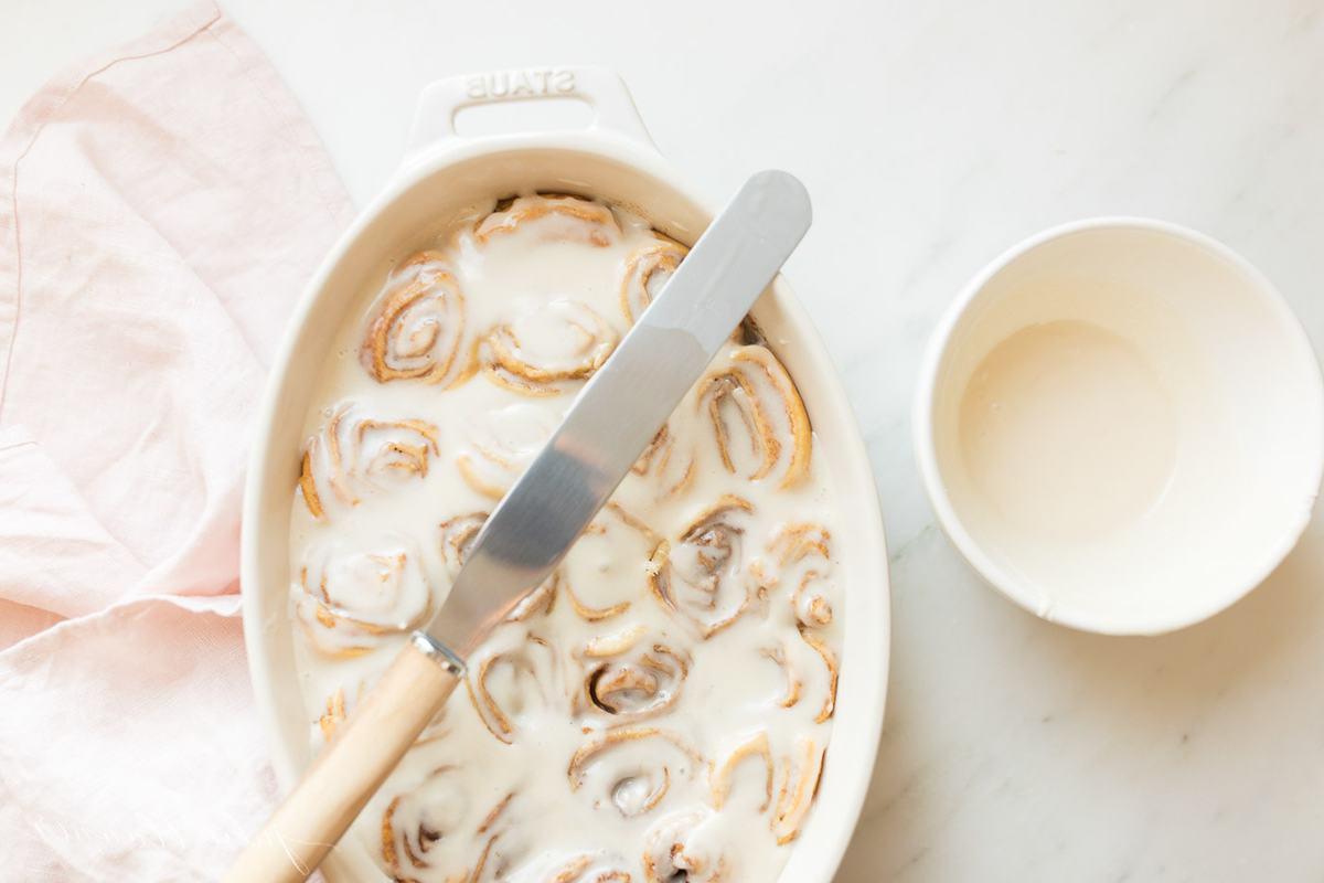 Muttertags-Brunch-Ideen 7 Zimtschnecken-Glasur auf Zimtschnecken