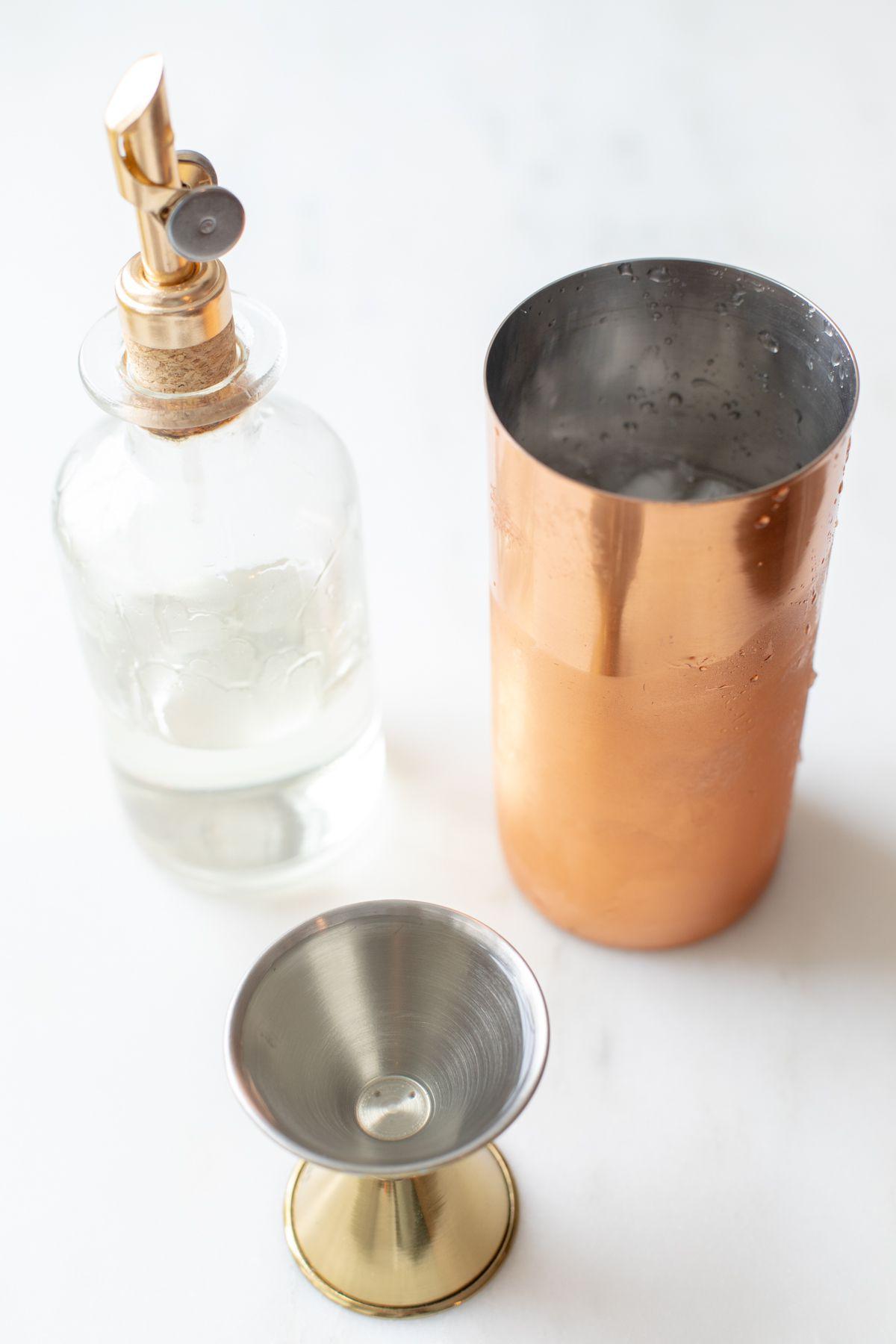 Eine kupferfarbene Cocktailshaker, gefüllt mit Crushed Ice.