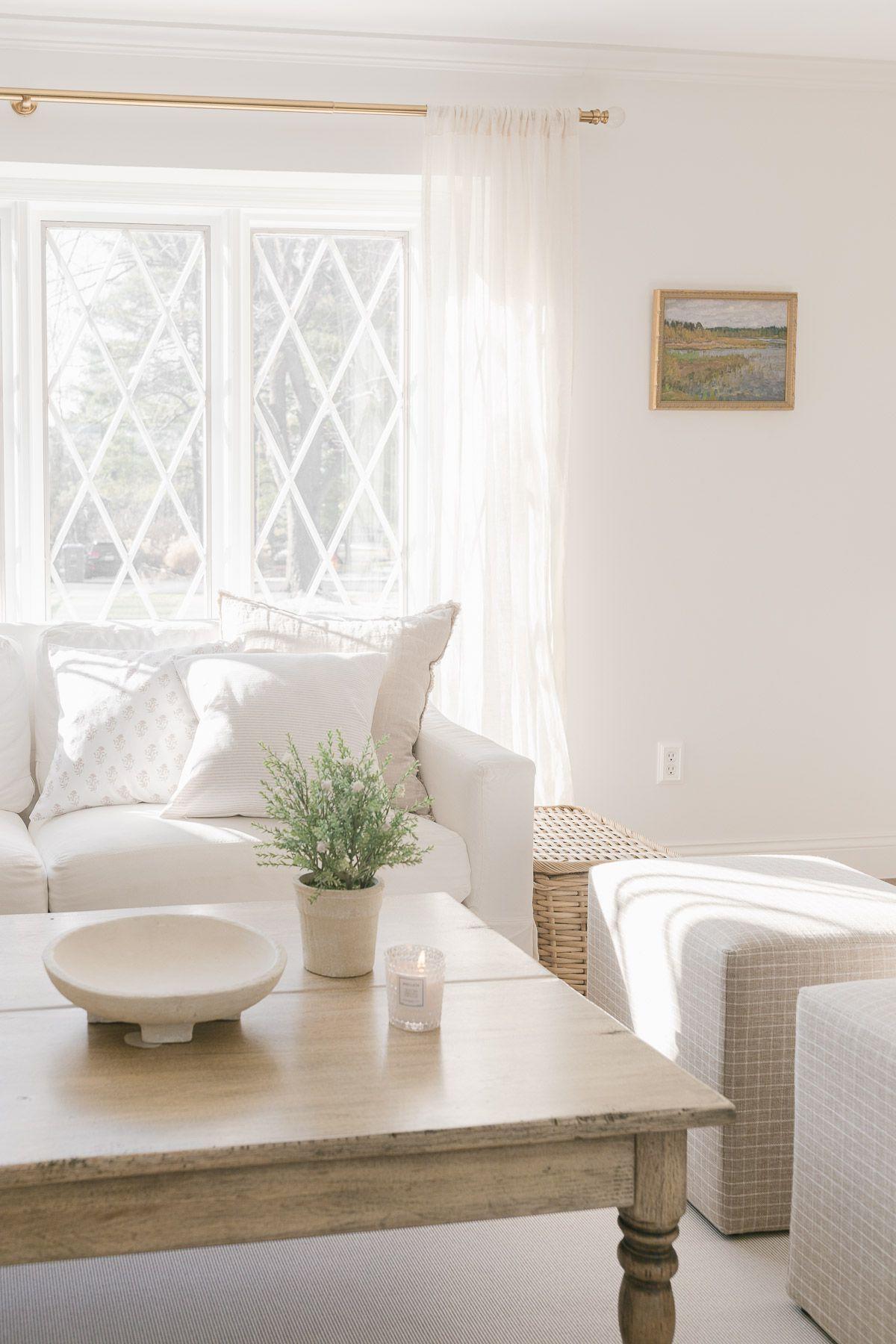 Abnehmbare Schonbezüge für Sofas 8 Ein weißes Wohnzimmer mit zwei weißen Hussofas