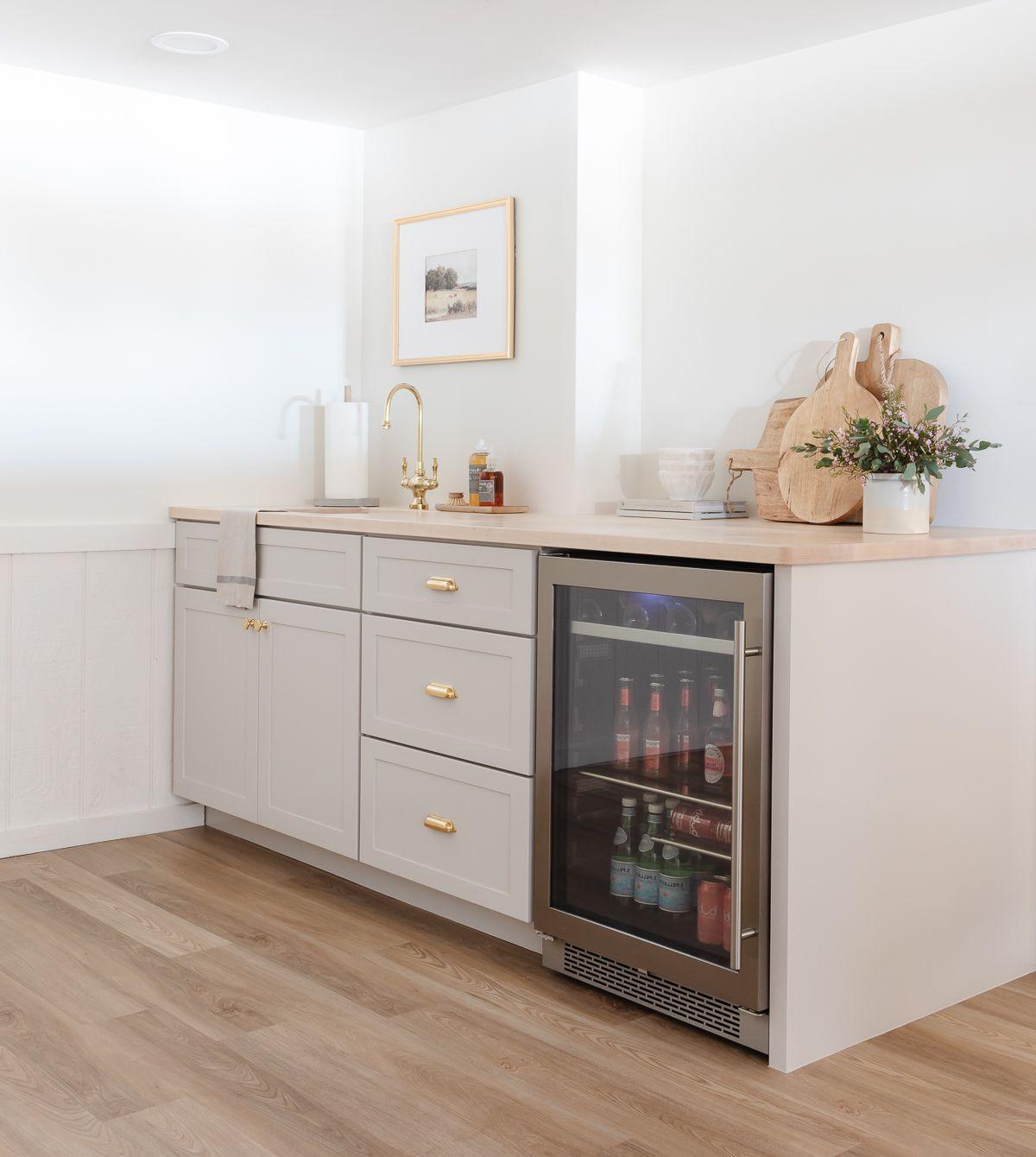 Kellerbar Ideen 8 Eine Kellerbar mit grauen Schränken und Butcher Block Arbeitsplatten