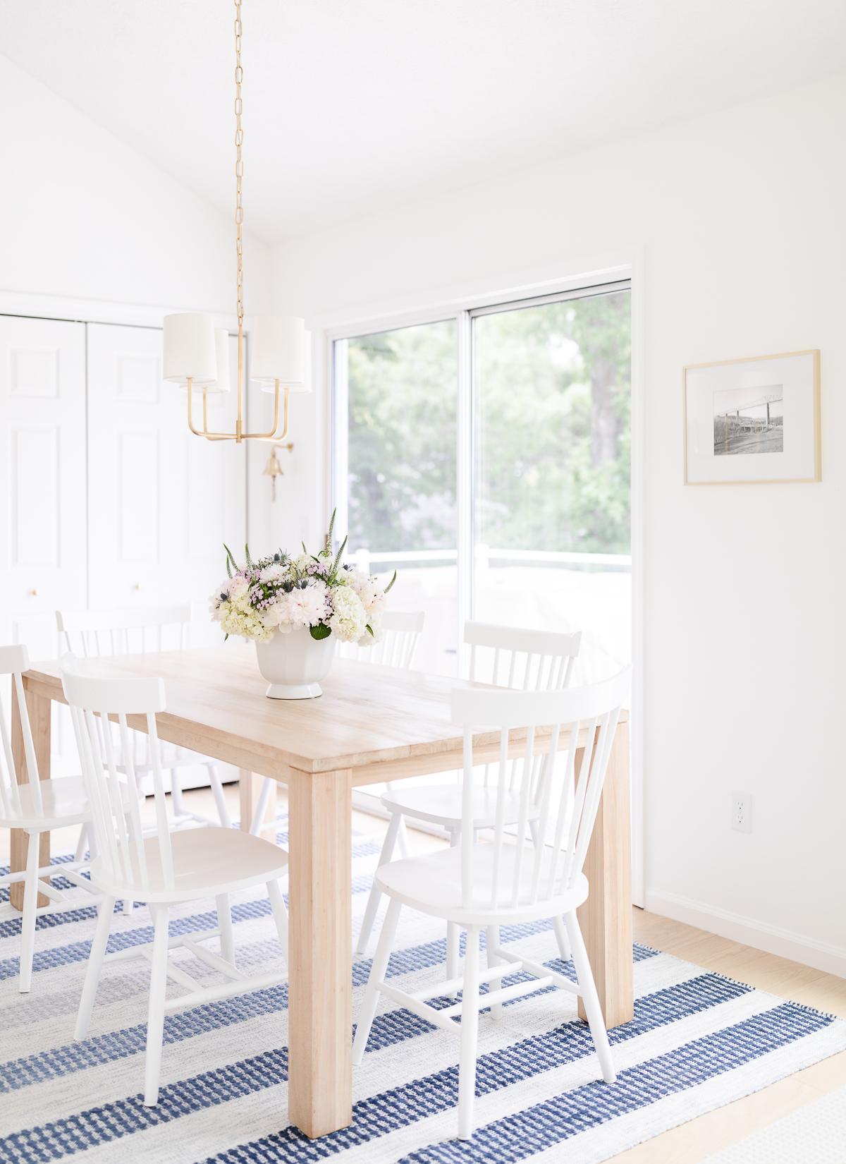 Benjamin Moore Einfach Weiß 8 Eine Küche, gestrichen in Benjamin Moore Simply White.