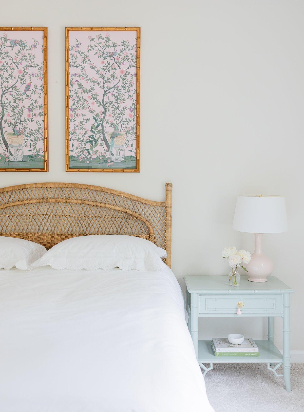 17 Ideen für Kunst über einem Bett 8 Ein Gästezimmer mit Rattan-Kopfteil und rosa-grüner Chinoiserie-Kunst darüber.