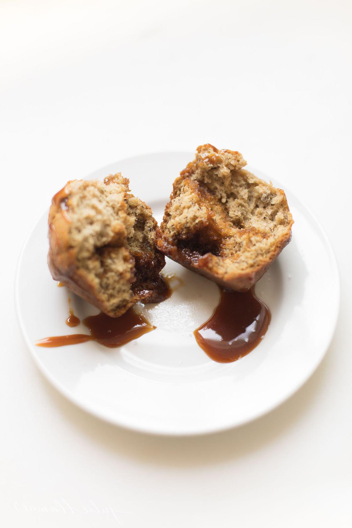 Bananenrezepte 8 Ein halbierter Karamell- und Bananenmuffin auf einem weißen Teller.