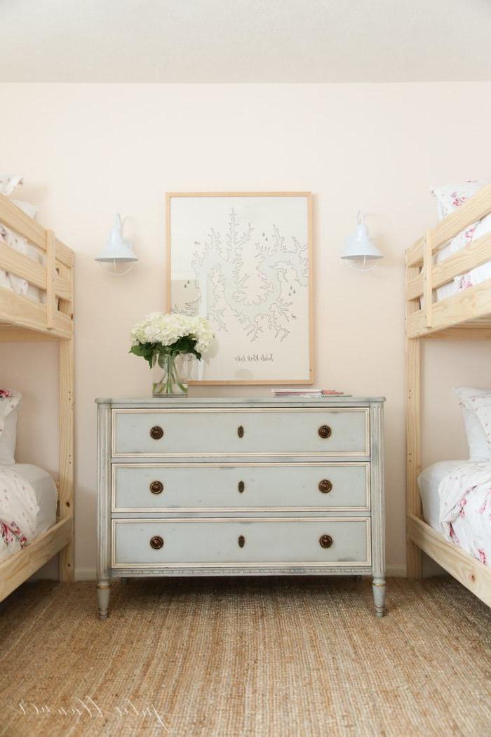 Mädchenetagenbett 8 Ein zartrosa Schlafzimmer mit Holz-Etagenbetten und femininer rosa floraler Bettwäsche.