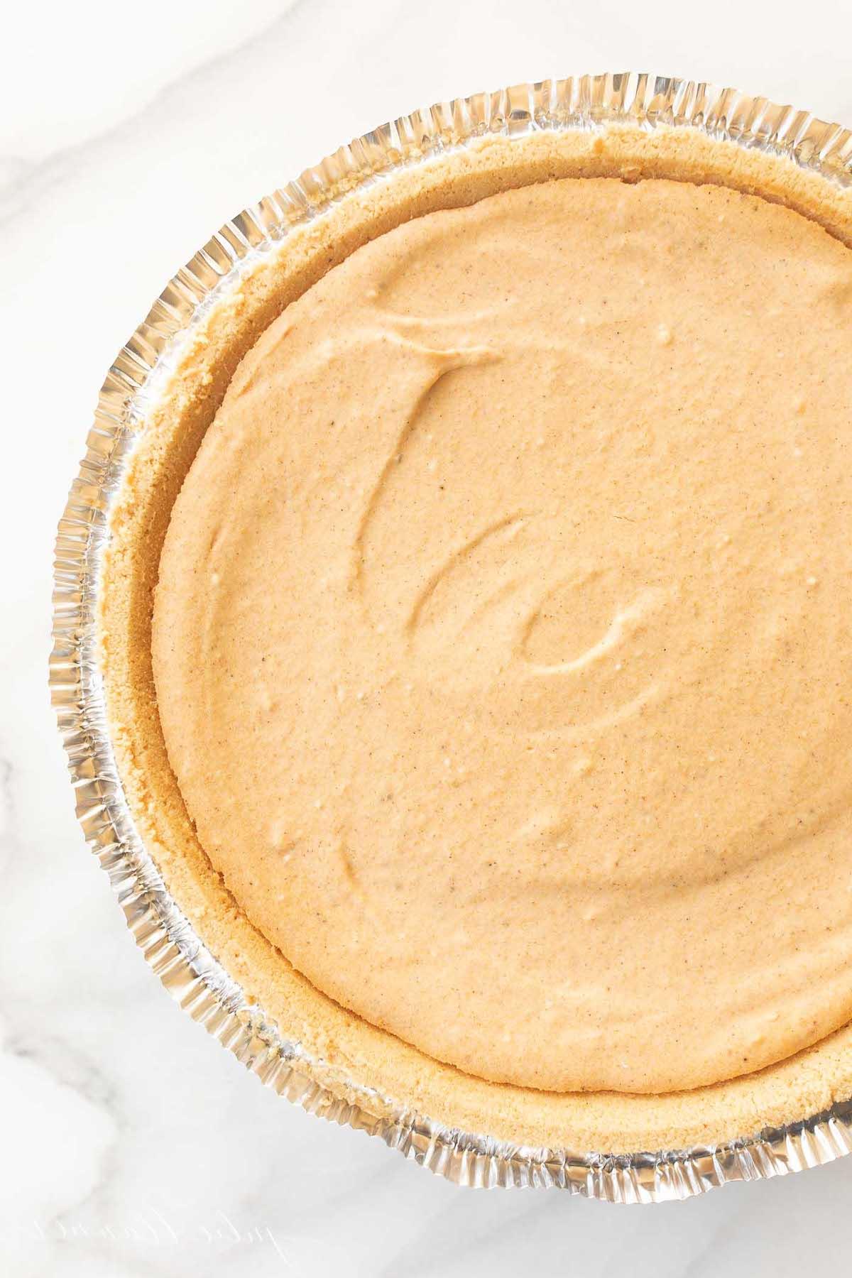 Einfaches Kürbis-Käsekuchen-Rezept ohne Backen 7 Ein No-Bake Kürbis-Käsekuchen in einer Folienform