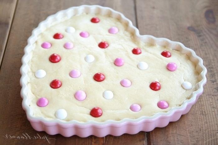 Zuckerkeks-Kuchen mit M&M's dekoriert. Der fertige Zuckerkeks-Kuchen mit bunten M&M's verziert.