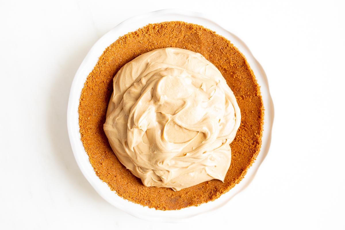 Spekulatius-Keksboden 8 Ein Keksbutter-Kuchen auf einer weißen Arbeitsplatte.