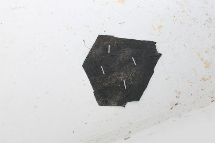 Unkrautvlies über die Löcher heften