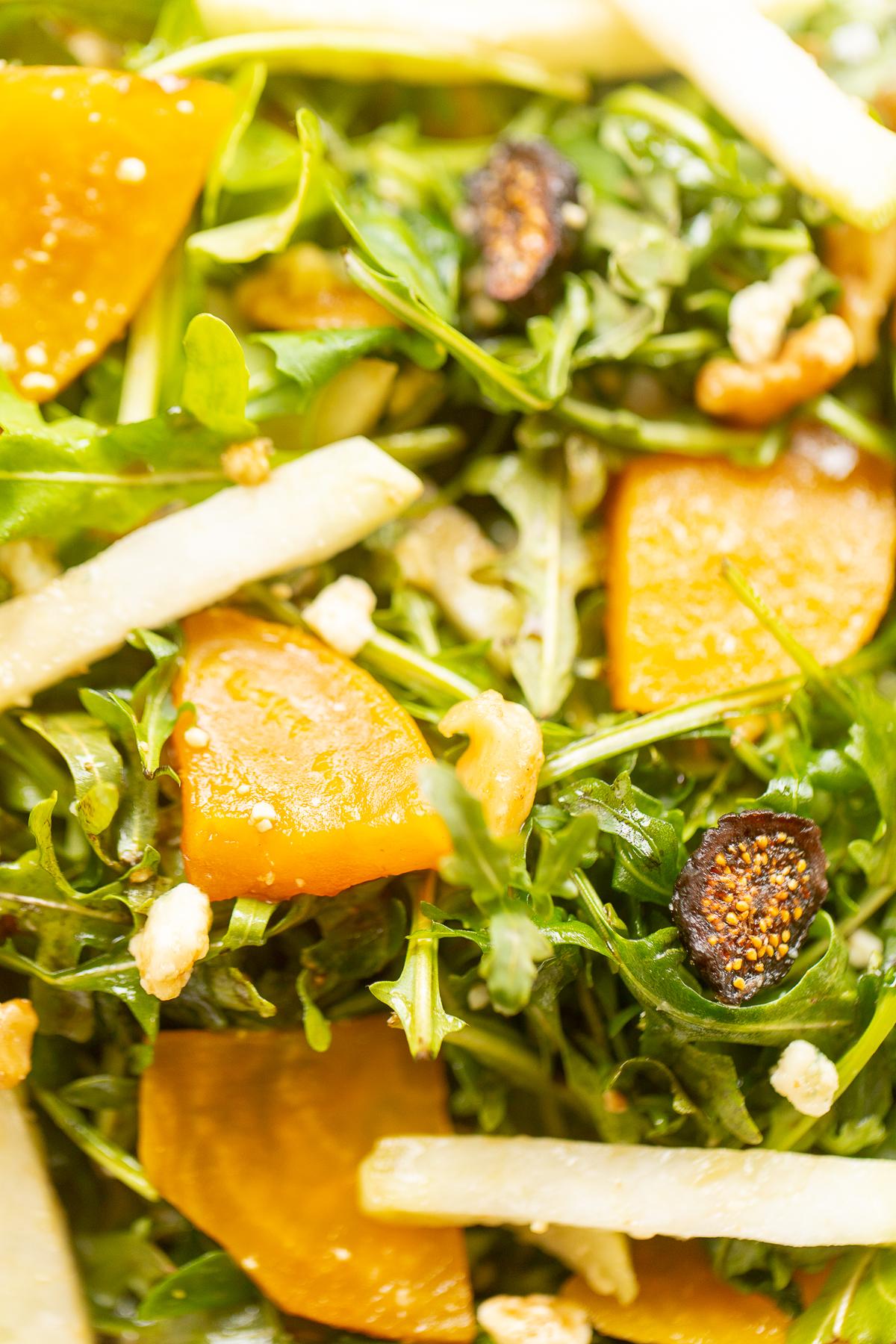 Gerösteter Rote-Bete-Salat mit Balsamico-Vinaigrette 8 Nahaufnahme eines Rote-Bete-Salats mit Rucola