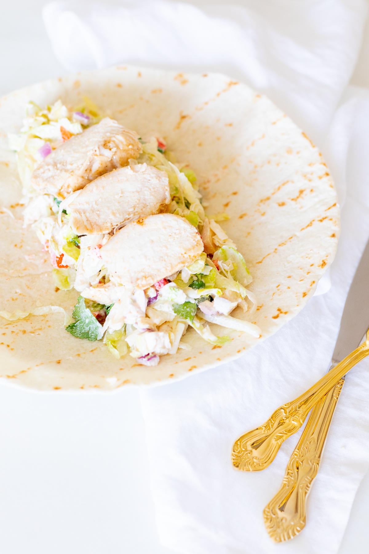 Hähnchen-Wrap-Rezept 8 Ein Hähnchen-Wrap-Rezept, bevor es eingewickelt wird.