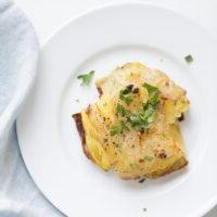 Zerstampfte Knoblauchkartoffeln 8 Knoblauch-Smashed-Potatoes mit Kräutern garniert