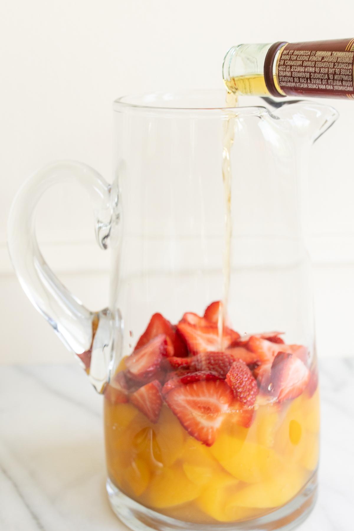 Eine Karaffe Moscato Sangria