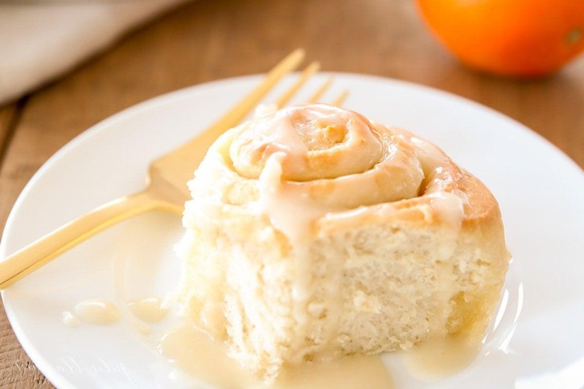 Muttertags-Brunch-Ideen 8 Ein Orangenbrötchen mit Orangenglasur auf einem weißen Teller.