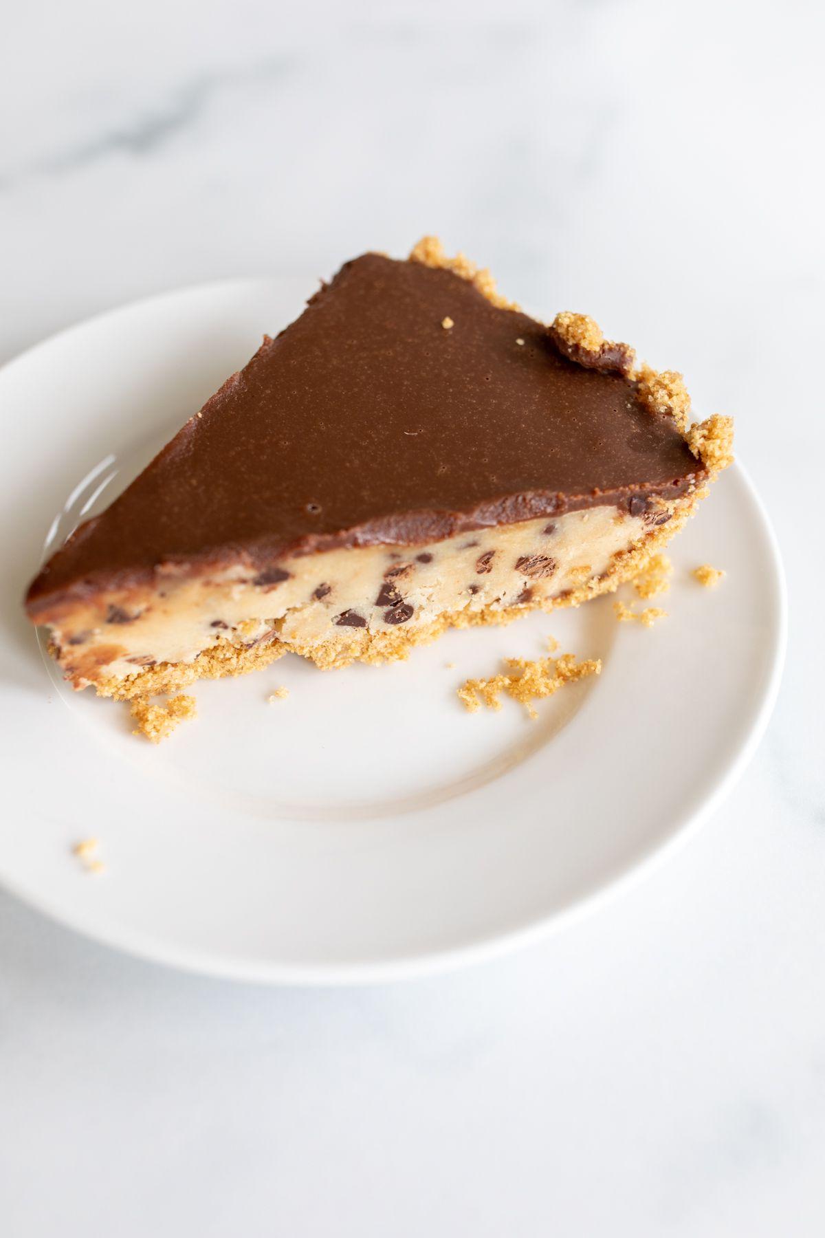 Keksteigkuchen 9 Ein weißer Teller mit einem Stück Keksteig-Kuchen.