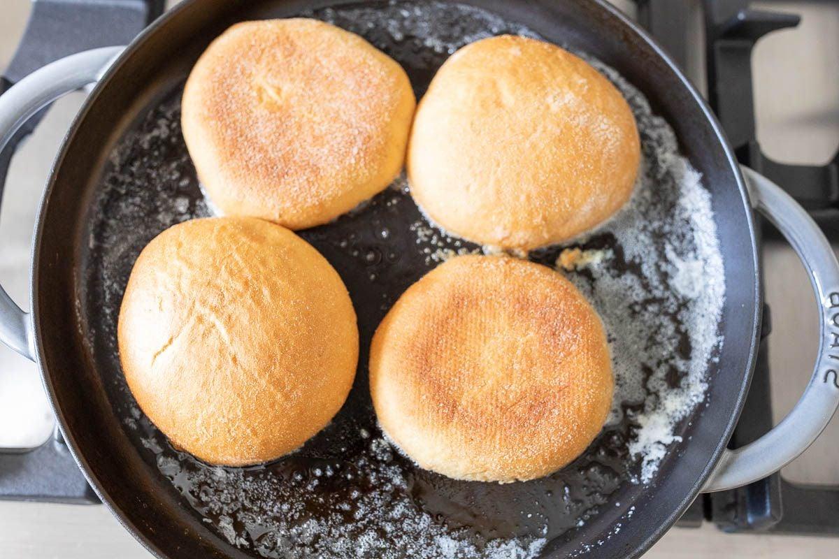 Warum man Burgerbrötchen rösten sollte 9 Burger Buns in einer Gusseisenpfanne mit geschmolzener Butter toasten