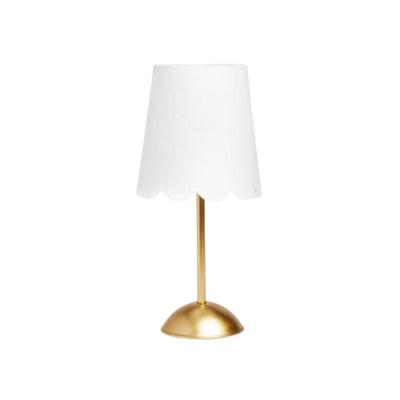 Pottery Barn Kids: Der Look zum kleinen Preis 9 Eine Tischlampe mit weißem, gewelltem Lampenschirm und einem goldenen Sockel und Ständer, die einen schicken Pottery Barn Kids Look for Less bietet.