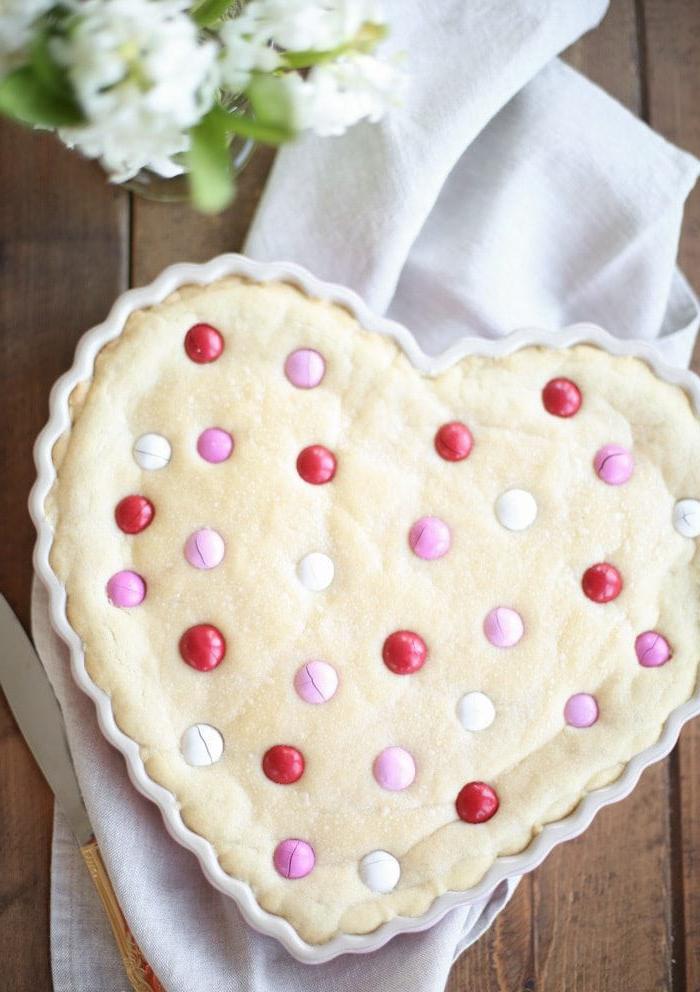 Der perfekt gebackene Zuckerkeks-Kuchen. Oberansicht des gebackenen Zuckerkeks-Kuchens
