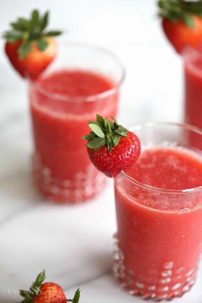 Einfache Champagner Slushies sind ein schnelles und einfach zu trinkendes Sommercocktail-Rezept mit Erdbeeren. Diese gefrorenen Champagner-Cocktails sind in wenigen Minuten fertig. Gefrorene Champagner-Cocktails mit Erdbeer-Garnitur