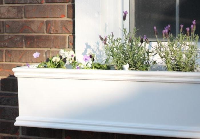 DIY Fensterkästen am Haus angebracht