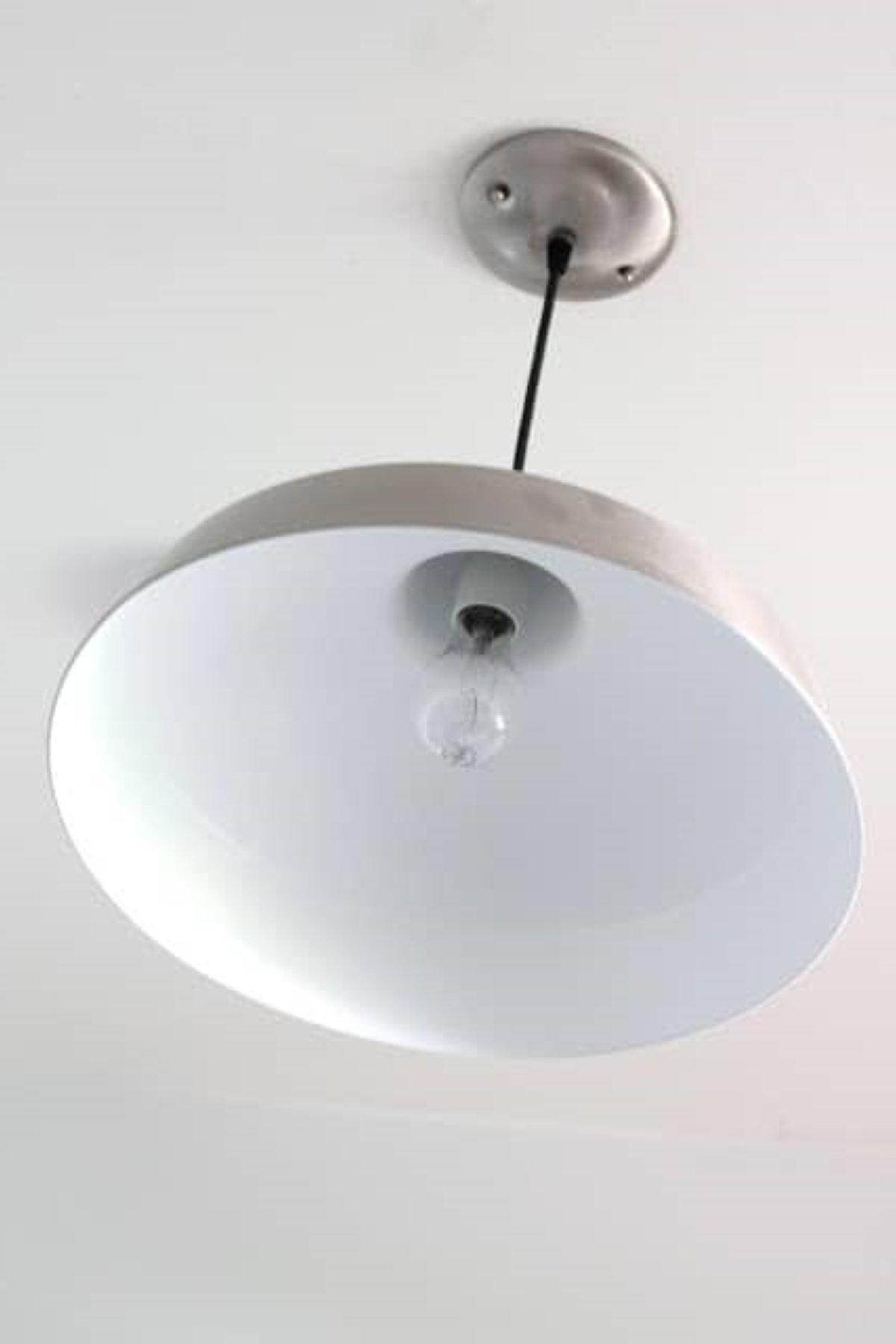 **Ideen für den Hauswirtschaftsraum** 9 Eine silberne Pendelleuchte im Landhausstil