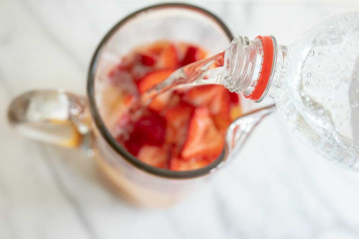 Eine Karaffe Moscato Sangria