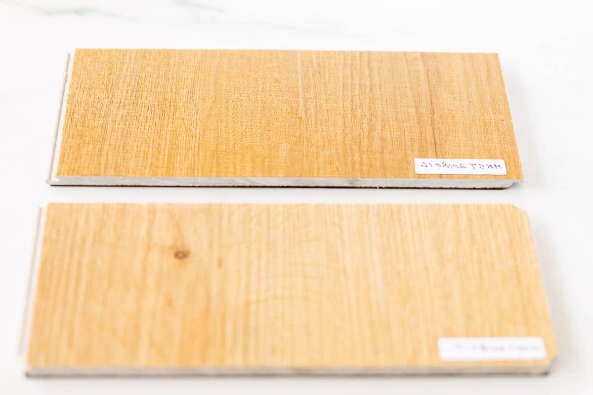 LVP-Vinyl-Dielenboden 9 Kleine Muster der besten Vinyl-Designböden auf einer weißen Oberfläche ausgelegt.